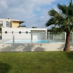 F1 De 36m2 Avec Terrasse Et Parking Privatif. La Roquette-sur-Siagne